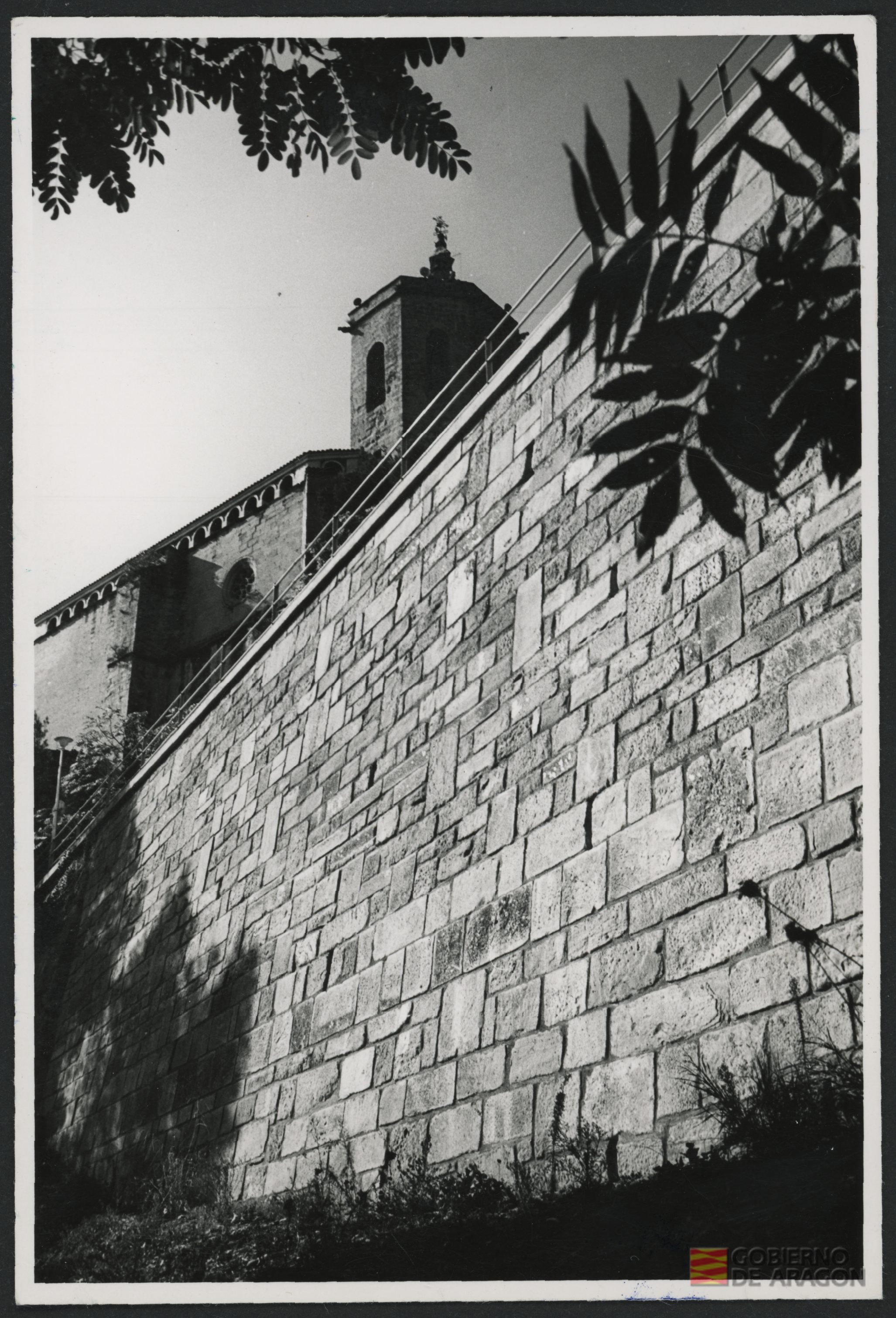 Pavimentación y urbanización de la Basílica de Nuestra Señora de la Peña. Foto Colomina (Graus). Graus