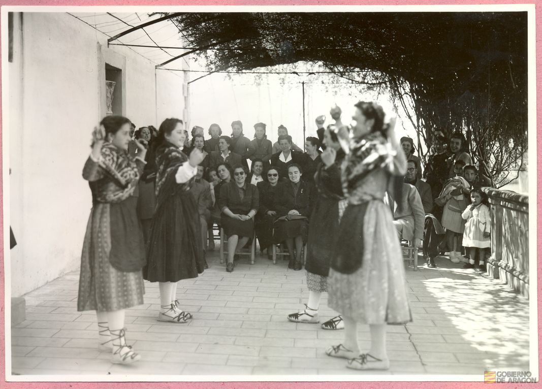 Divulgación y Asistencia. Curso de delegadas locales. Clausura del curso. Bailes de la jota aragonesa ante la delegada provincial Dña Rita Navarro, autoridades locales y regidoras de la granja escuela San Pascual Bailón, de la Sección Femenina, abril,3. Gracia Jarque. Alcañiz