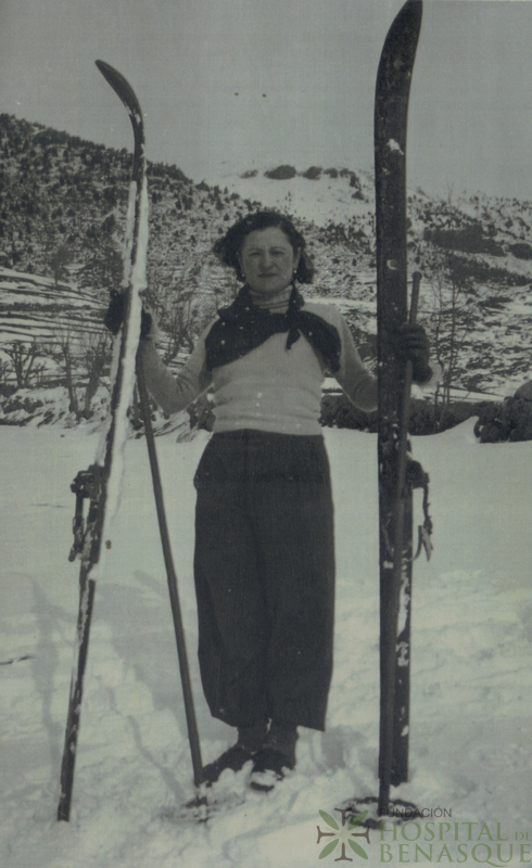 Retrato de Milagros Güerri de pie con equipo de esquí en las proximidades de Cerler.