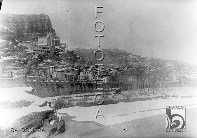 Vista de Graus y de la Virgen de la Peña nevados. Antonio López Santolaria. Graus