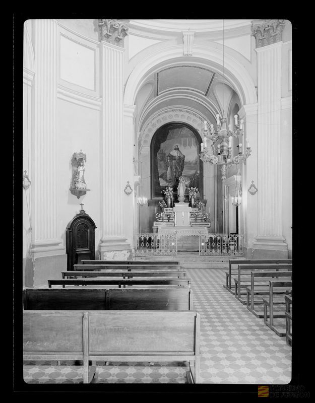 Interior de iglesia con frescos dedicados a San Luis y escultura de Inmaculada Concepción