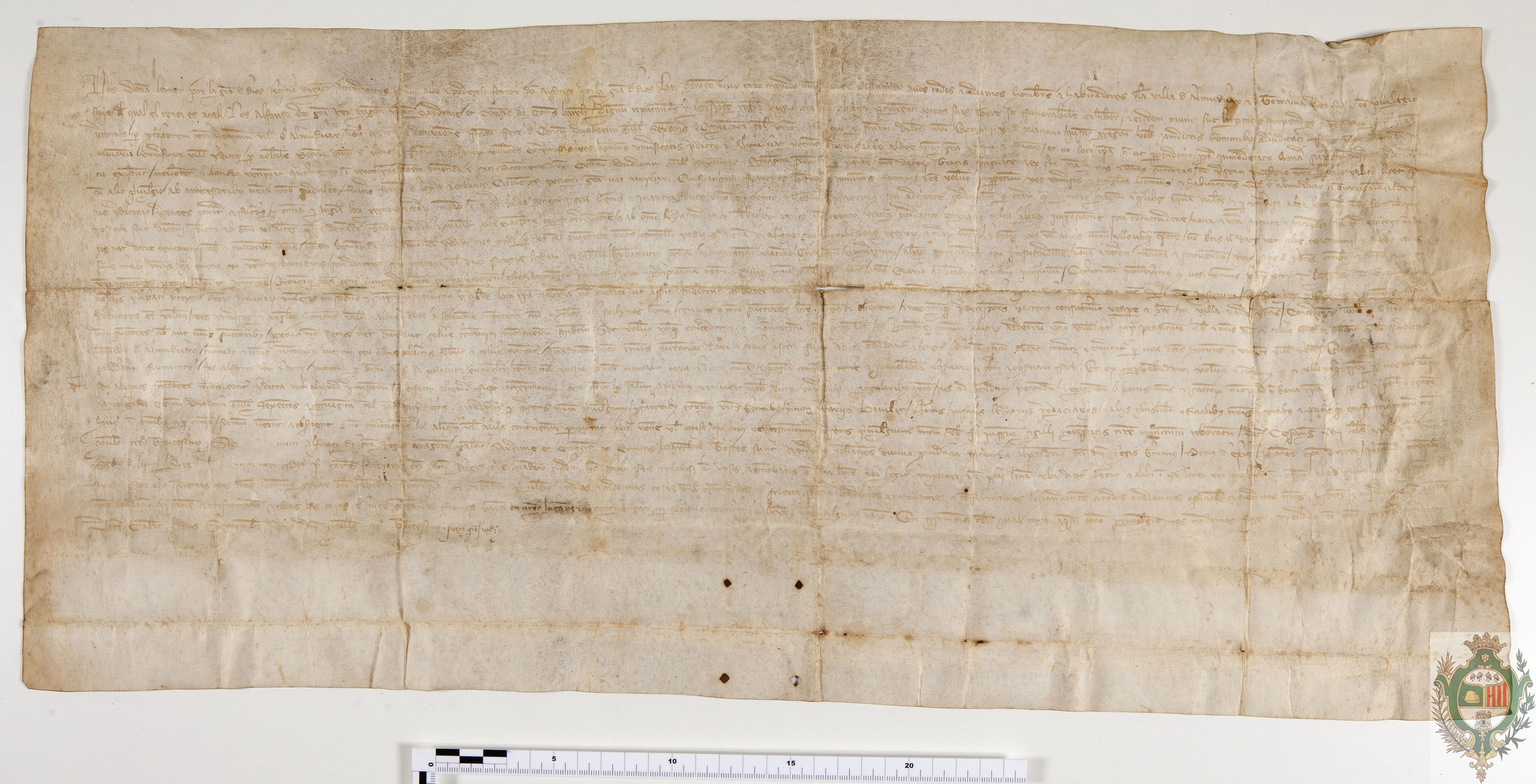 Privilegio concedido por Doña Leonor, Reina de Aragón, por el que se confirma el privilegio de Alfonso IV por el que concedía a los habitantes de Almudévar y de su aldea de Torralba de Aragón la inmunidad de diversos impuestos comerciales por toda la Corona (lezdas, peajes, guiajes, herbajes, etc.), así como del monedaje, especificando que el resto de las aldeas deberán pagarlo a la villa.