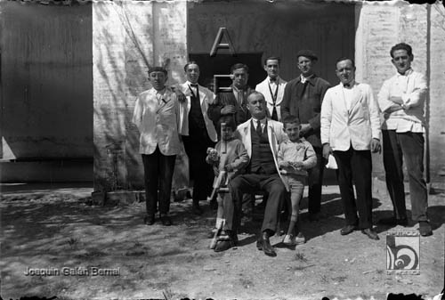 Grupo de hombres, posiblemente camareros, con dos niños. Joaquín Galán Bernal