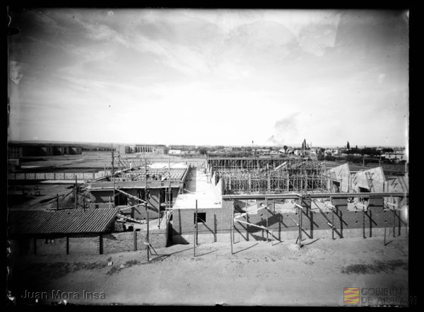 Vista general de la construcción del edificio del Instituto Corona de Aragón. Juan Mora Insa