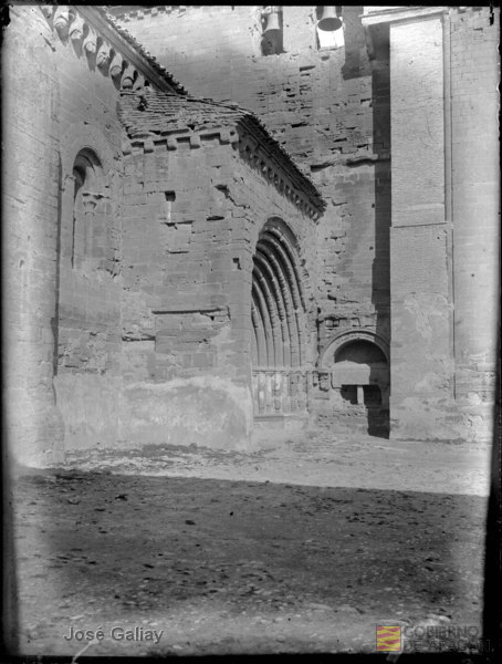 Villanueva de Sigena (Huesca). Monasterio de Sigena. Portada iglesia Torre y sarcófago. José Galiay Sarañana
