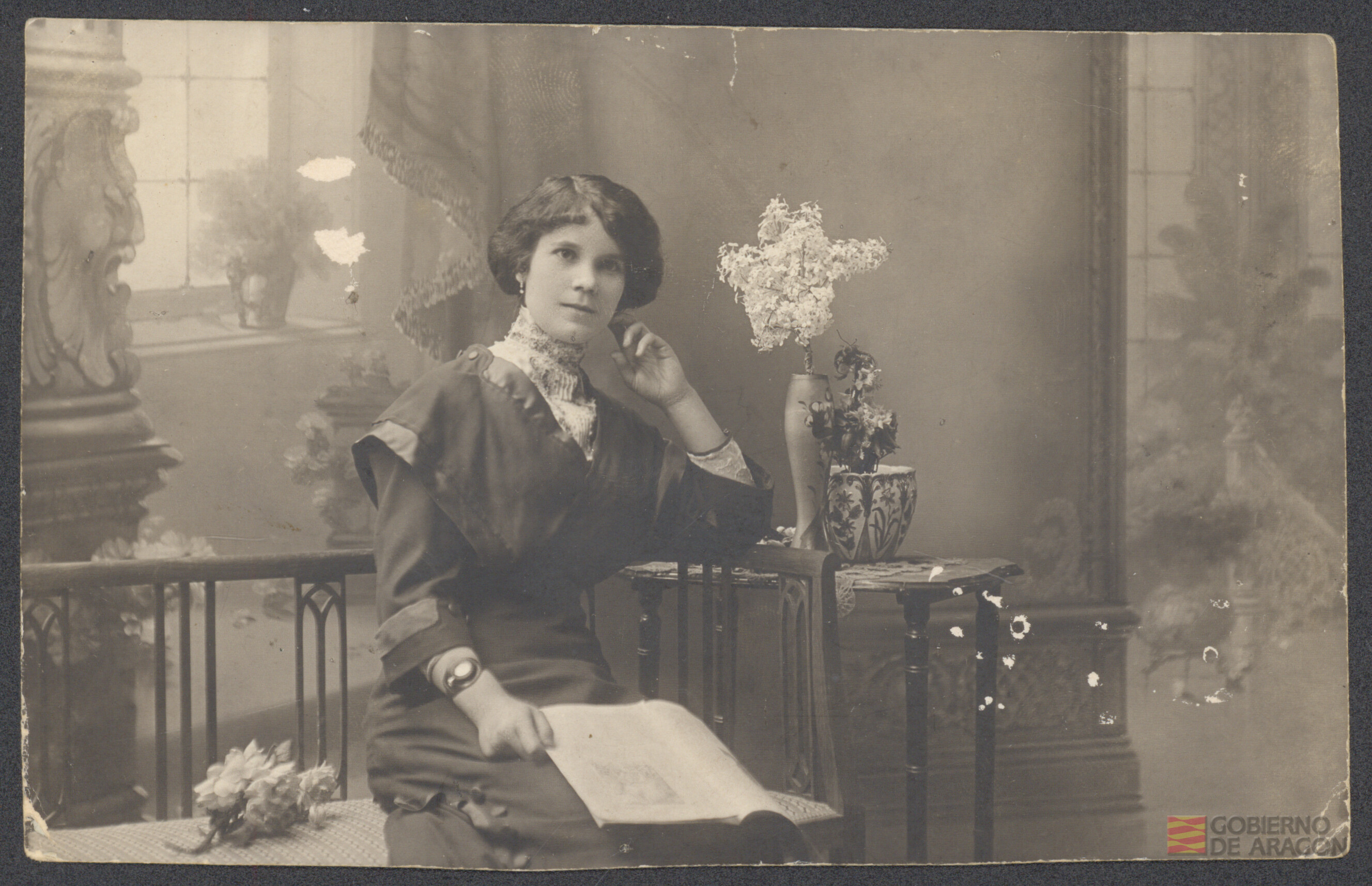 Tarjeta Postal con el retrato de una mujer