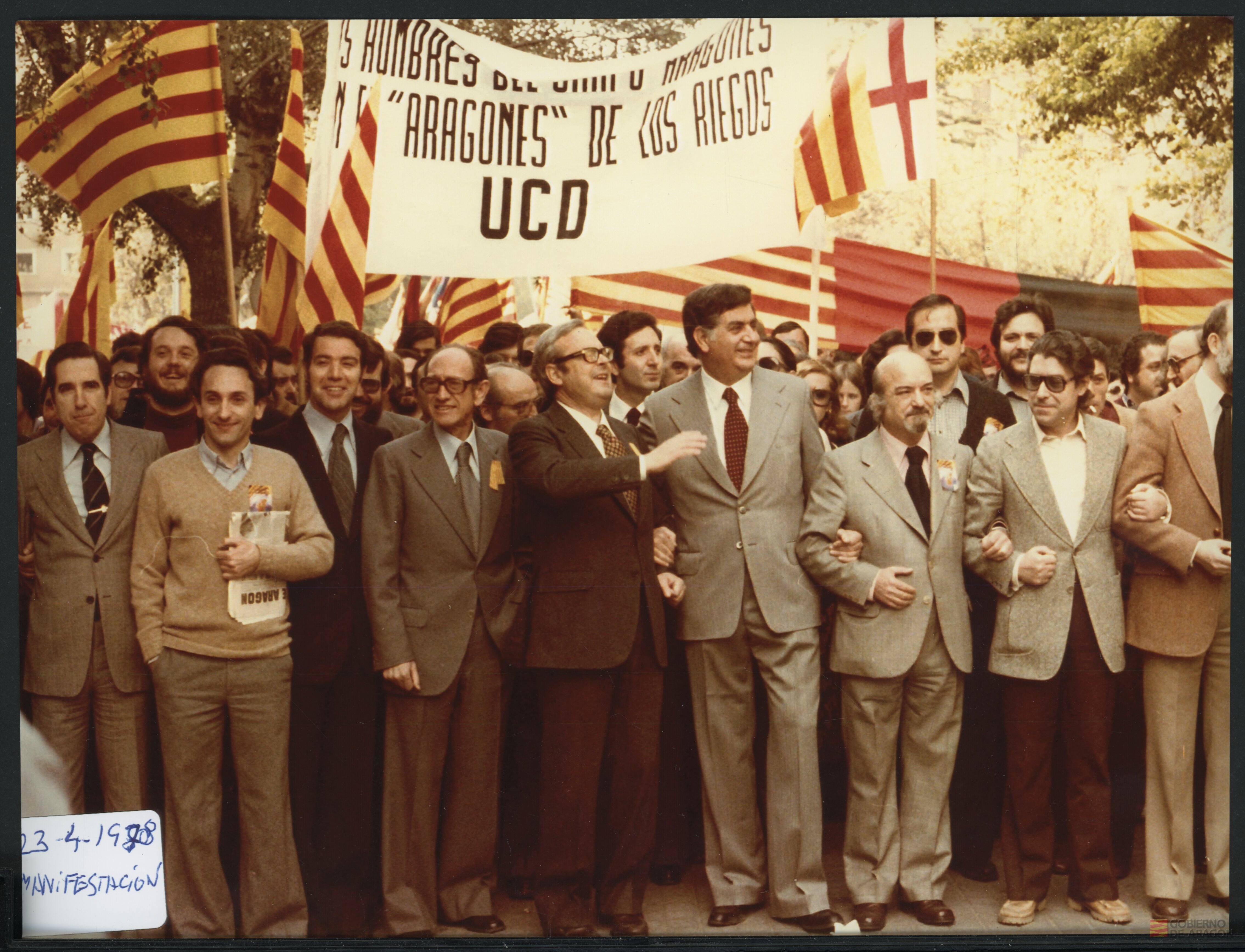 Manifestación de Zaragoza por la autonomía . Representantes de los partidos políticos