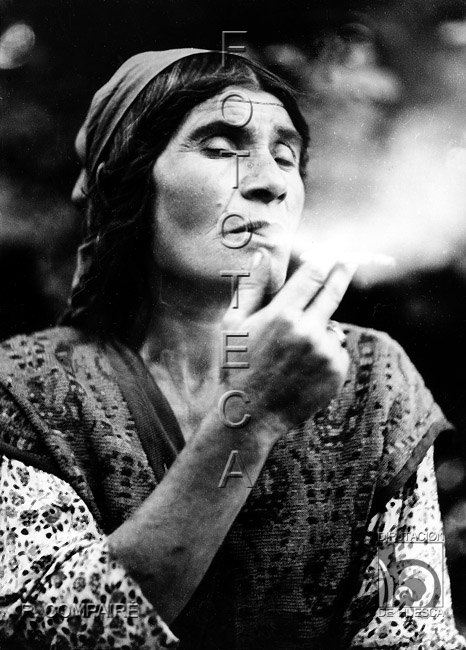 "Caldereros húngaros. Mujer fumando". Ricardo Compairé Escartín. Huesca