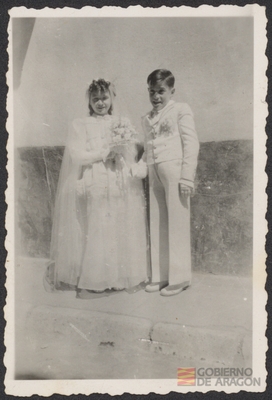 Gloria Conte Cazcarro y José Conte con el traje de comunión