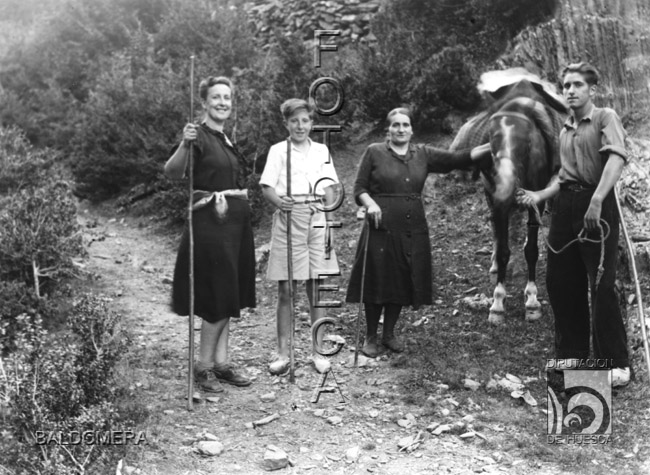 María Monclús y Toñín de Baldomera de excursión a los Baños de Benasque. Antonio López Santolaria. Benasque