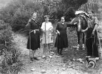 María Monclús y Toñín de Baldomera de excursión a los Baños de Benasque. Antonio López Santolaria. Benasque