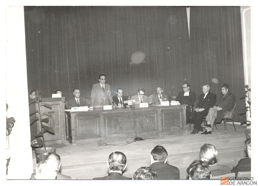 Casa Sindical, salón de actos. Asamblea provincial de la comisión permanente del Sindicato provincial de Enseñanza. Momento de la intervención de D. Ulpiano González Medina, gobernador civil de la provincia. 22 de mayo. Teruel