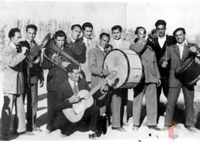Grupo de personas con instrumentos musicales. La Puebla de Alfindén