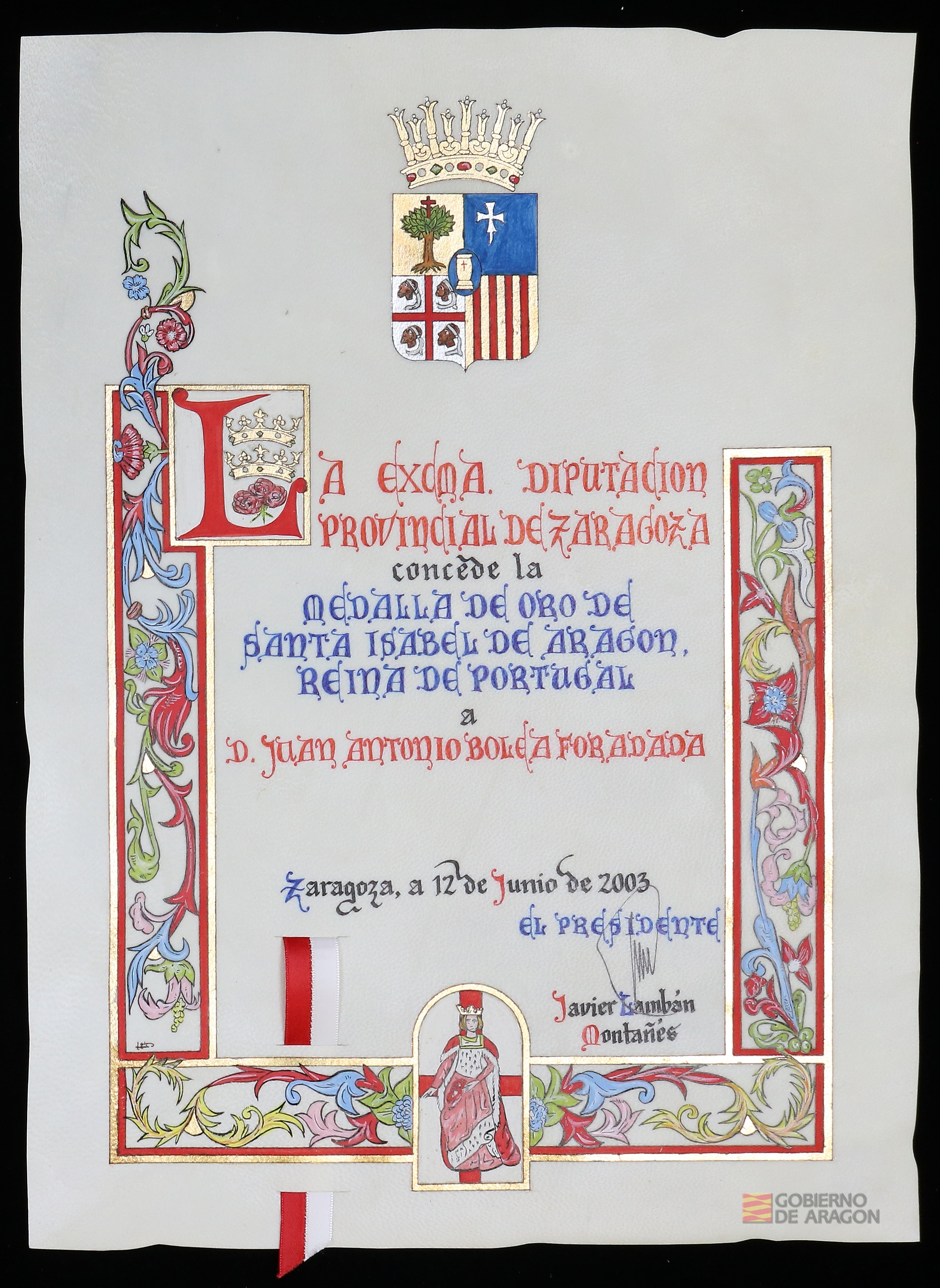 "Diploma que acredita la concesión de la medalla de oro de Santa Isabel de Aragón, Reina de Portugal a D. Juan Antonio Bolea Foradada". Javier Lambán Montañés