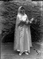 Niña vestida de Primera Comunión con Niño Jesús en las manos. Ildefonso San Agustín. Huesca