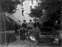 Grupo de personas en un jardín. Ricardo del Arco y Garay