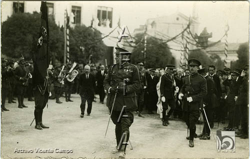 Visita del General Primo de Rivera a Huesca. Pasando revista a las tropas en la Plaza de Camo