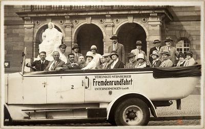 Grupo de personas en un vehículo descapotable en Nuremberg. Kschwiberer Vorm. Klein vord. Kartäuserg, 8 ruf 26687