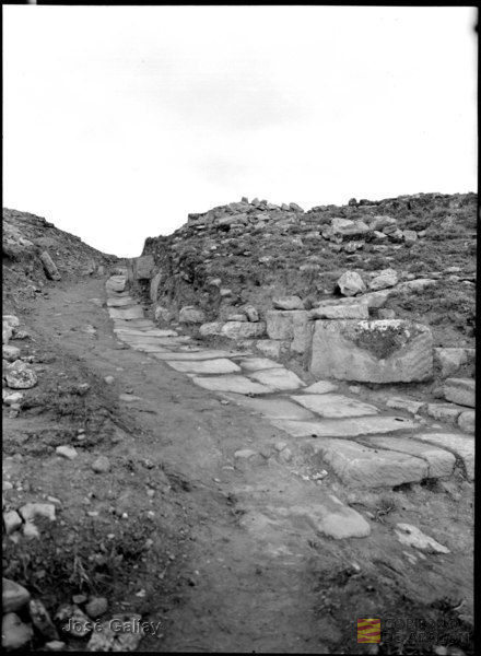 Uncastillo (Zaragoza). Los Bañales. Yacimiento arqueológico romano. Calle empedrada. José Galiay Sarañana