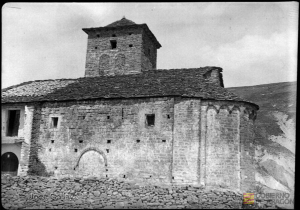 Asieso (Huesca). Iglesia románica con arquillos lombardos. Parroquial de San Andrés. José Galiay Sarañana