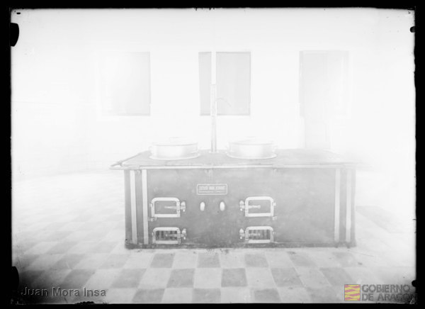 Fabricación de Cocinas Izuzquiza arana S.A.Modelo de cocina de carbón. Detalle frontal. Juan Mora Insa