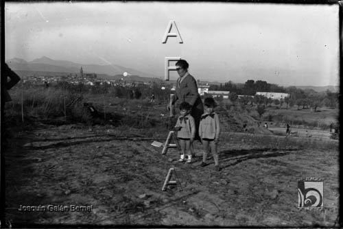 Mujer con niños en los alrededores de la ciudad. Joaquín Galán Bernal. Huesca