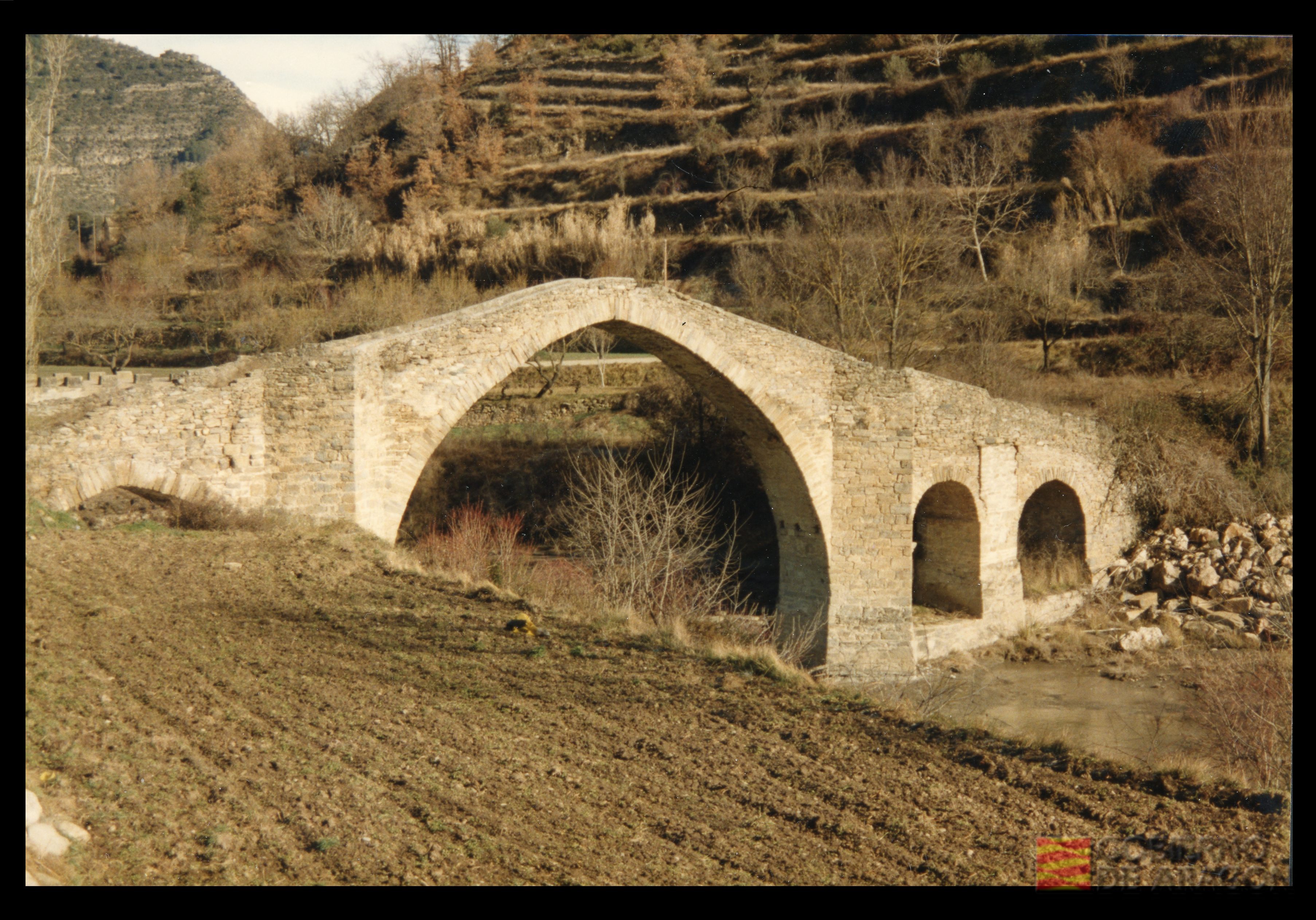 Puente medieval. Crespo Yagüe, Ángel. Besians