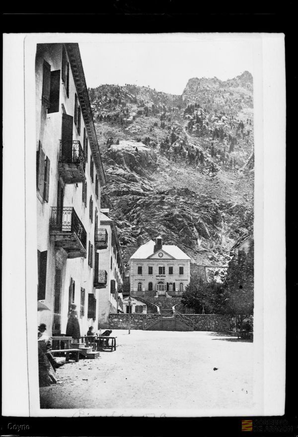 Edificios. Paisaje nevado. Balneario de Panticosa.