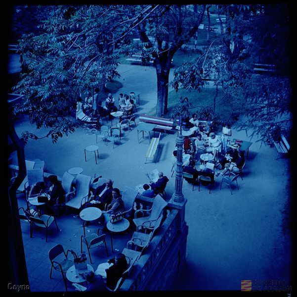 Grupos de gente en una terraza. Vista cenital. Balneario de Panticosa