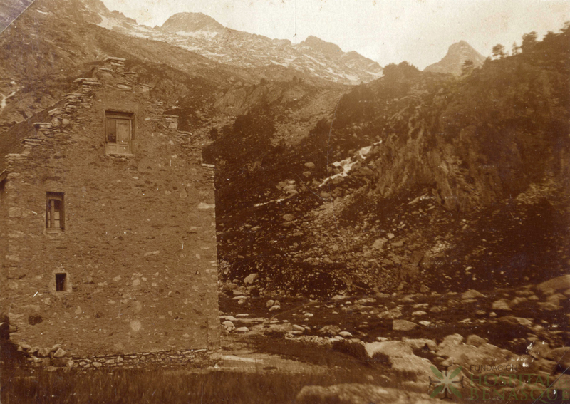 Refugio de la Renclusa y picos de Alba.