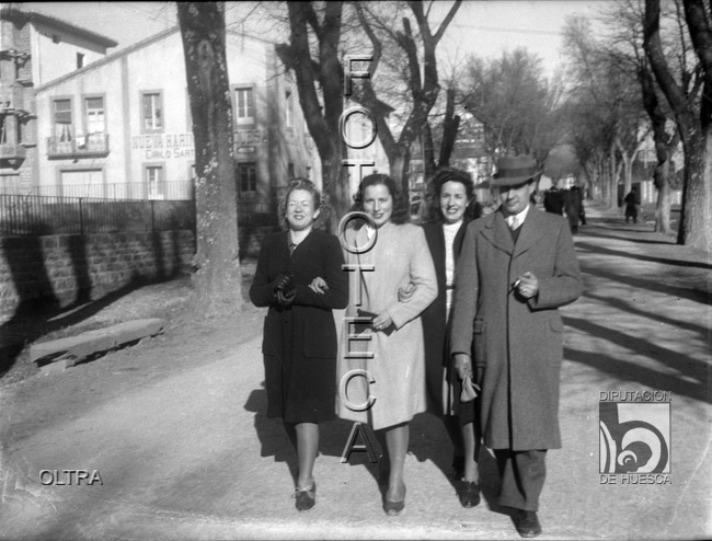 Grupo paseando por Jaca. José Mera Oltra. Jaca. Jacetania