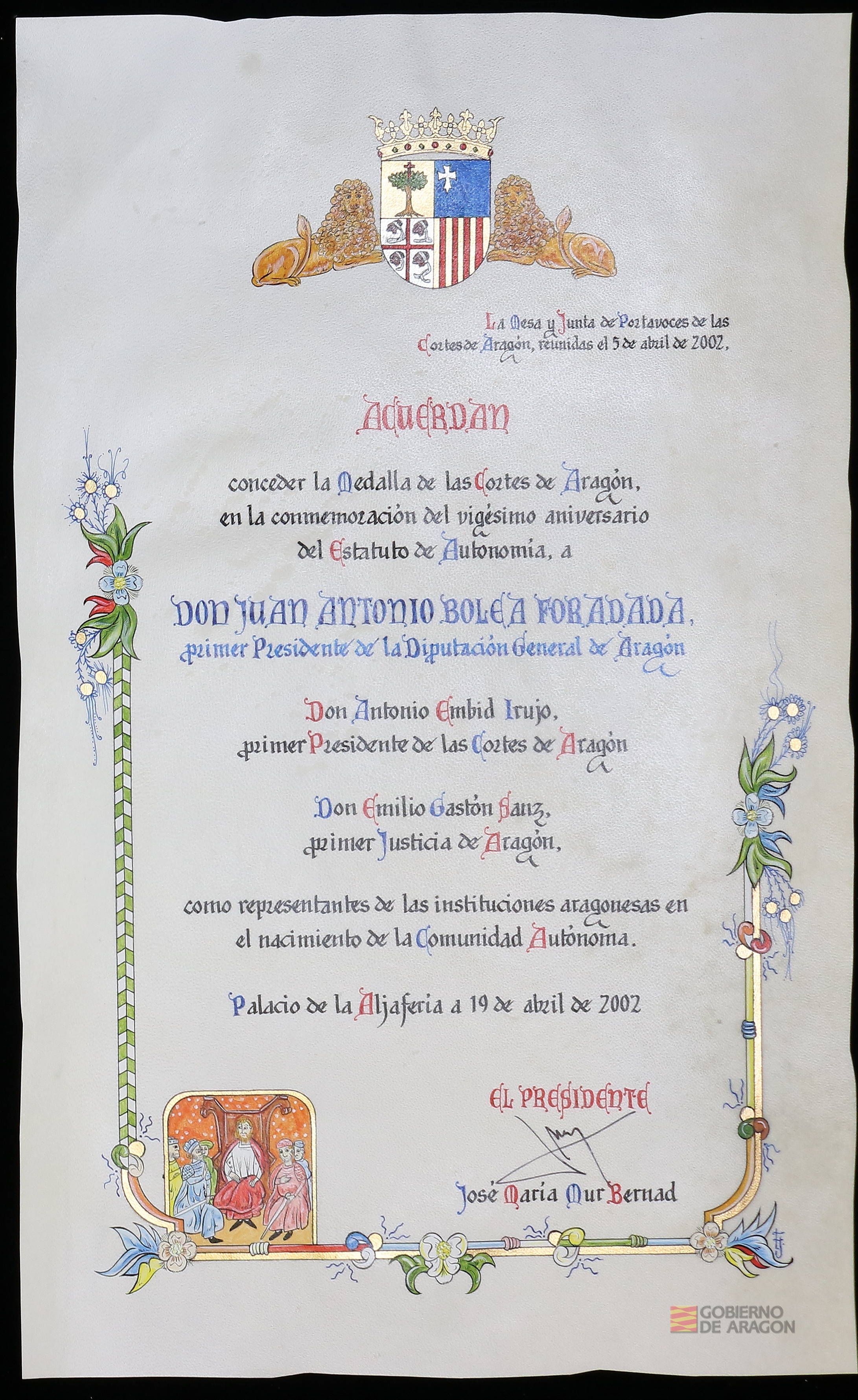 "Diploma de acuerdo para conceder la Medalla de las Cortes de Aragón, en la conmemoración del vigésimo aniversario del Estatuto de Autonomía" a D. Juan Antonio Bolea Foradada primer presidente de la Diputación General de Aragón.. Mesa y Junta de Portavoces de las Cortes de Aragón