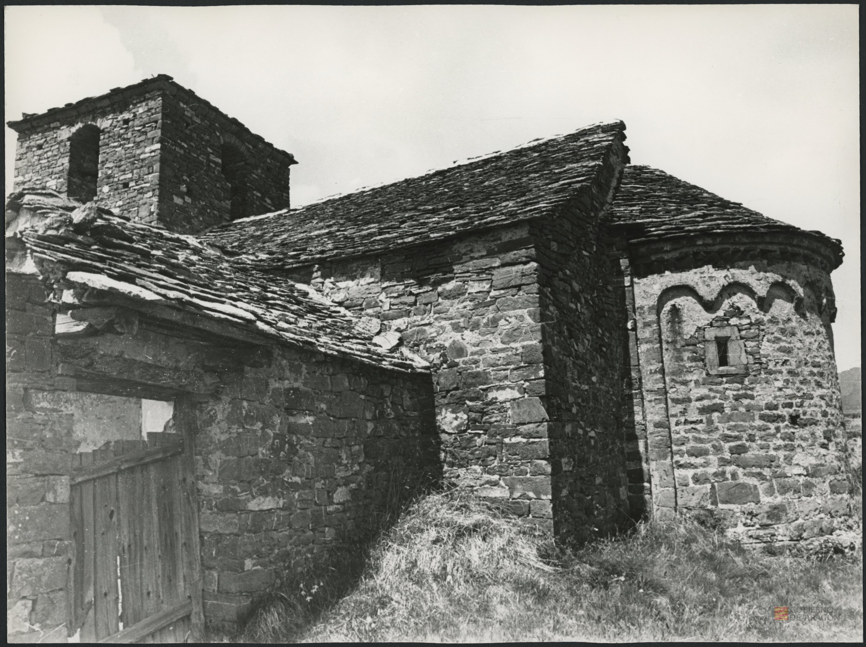 Iglesia de San Vicente de Vio. Vista desde el sur. Ábside y torre. Vio