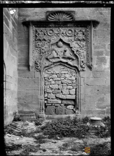 Maella (Zaragoza). Castillo del conde de Aranda. Puerta con decoración heráldica. José Galiay Sarañana