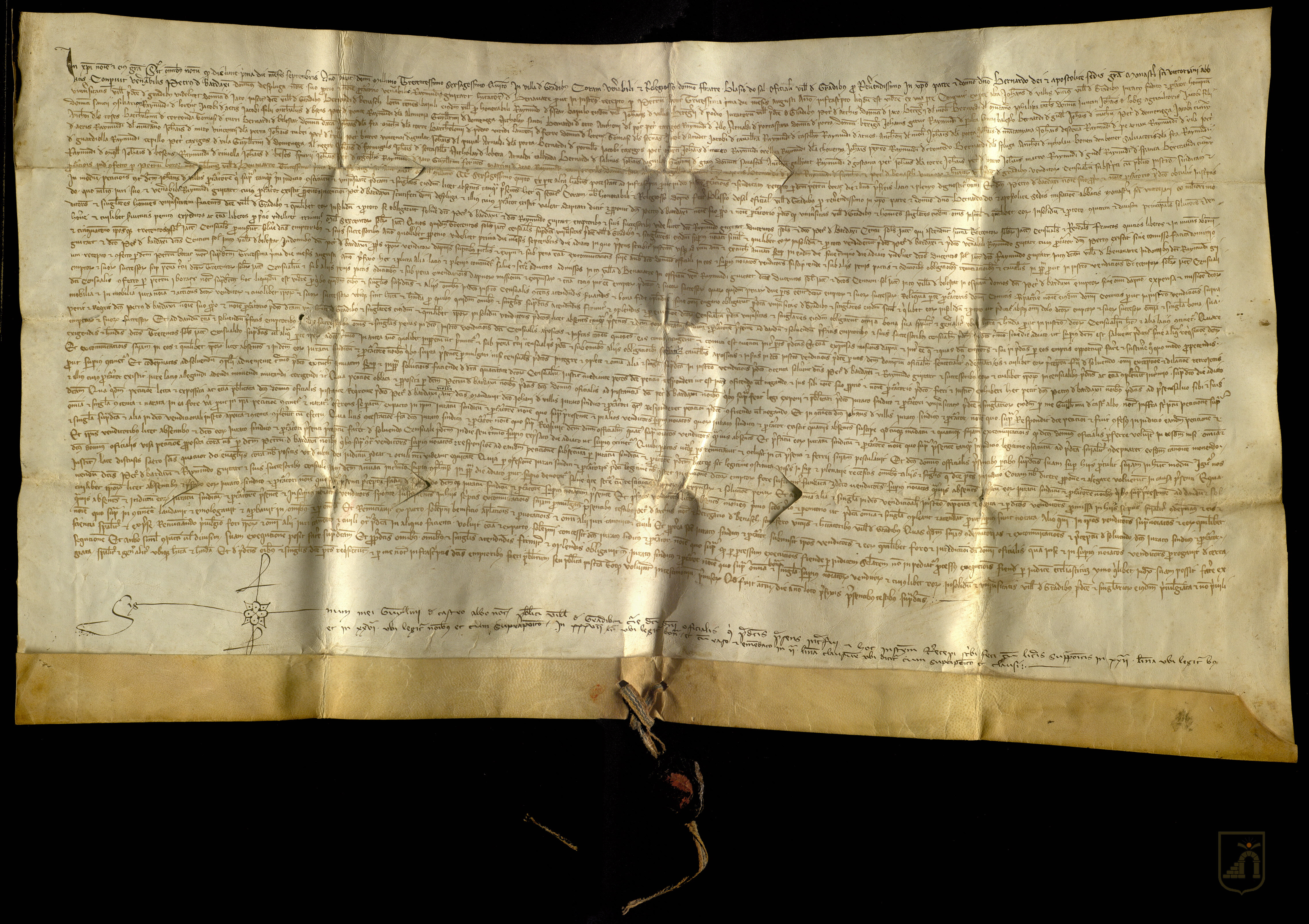 Proceso ante Blasco Dosal, oficial del abad Bernardo de San Victorián en Graus, iniciado por Pedro de Bardají, señor de Espluga, por sí y como procurador de Ramón Guitart, notario de Benabarre, contra el concejo de Graus, para que ratifique dos censales que sumaban 300 sueldos jaqueses anuales y 3.600 sueldos de propiedad vendidos por los denunciados a los denunciantes