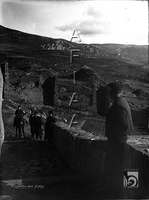 Grupo de personas en el camino de acceso al castillo. Ricardo del Arco y Garay. Loarre. Hoya de Huesca
