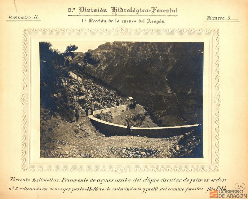 Cuenca del río Aragón. Sección 1ª. Perímetro II. Torrente de Estivielles. Paramento de aguas arriba del dique circular de primer orden nº 2 rellenado en su mayor parte. 1 Muro de sostenimiento y pretil del camino forestal