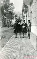 Mujeres en el Paseo de la Estación de Sabiñánigo