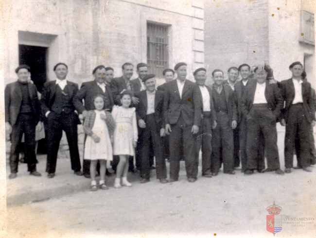 Grupo de vecinos en la Calle Mayor. La Puebla de Alfindén