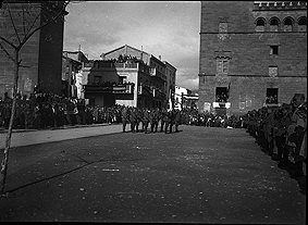 Parada militar en la plaza. Mariano Gómez Zamora. Ayerbe