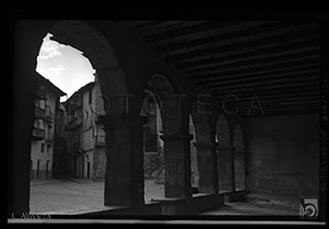Vista parcial de la plaza mayor de Albarracín. Almarza Mallaína, Lorenzo