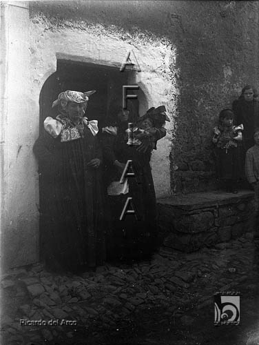 Fiesta del traje. Dos ansotanas con un niño. Ricardo del Arco y Garay. Ansó