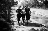 "Maruja, Pili y Elena paseando en el Canal". José Oltra Mera. Tamarite de Litera. La Litera