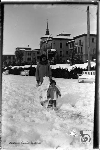 La ciudad nevada. Mujer y niña en el parque. Joaquín Galán Bernal. Huesca
