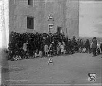 Grupo de niños en la ermita de San Jorge. Ildefonso San Agustín. Huesca