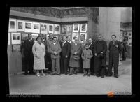 Retrato grupal en sala de exposiciones de la Lonja. Juan Mora Insa