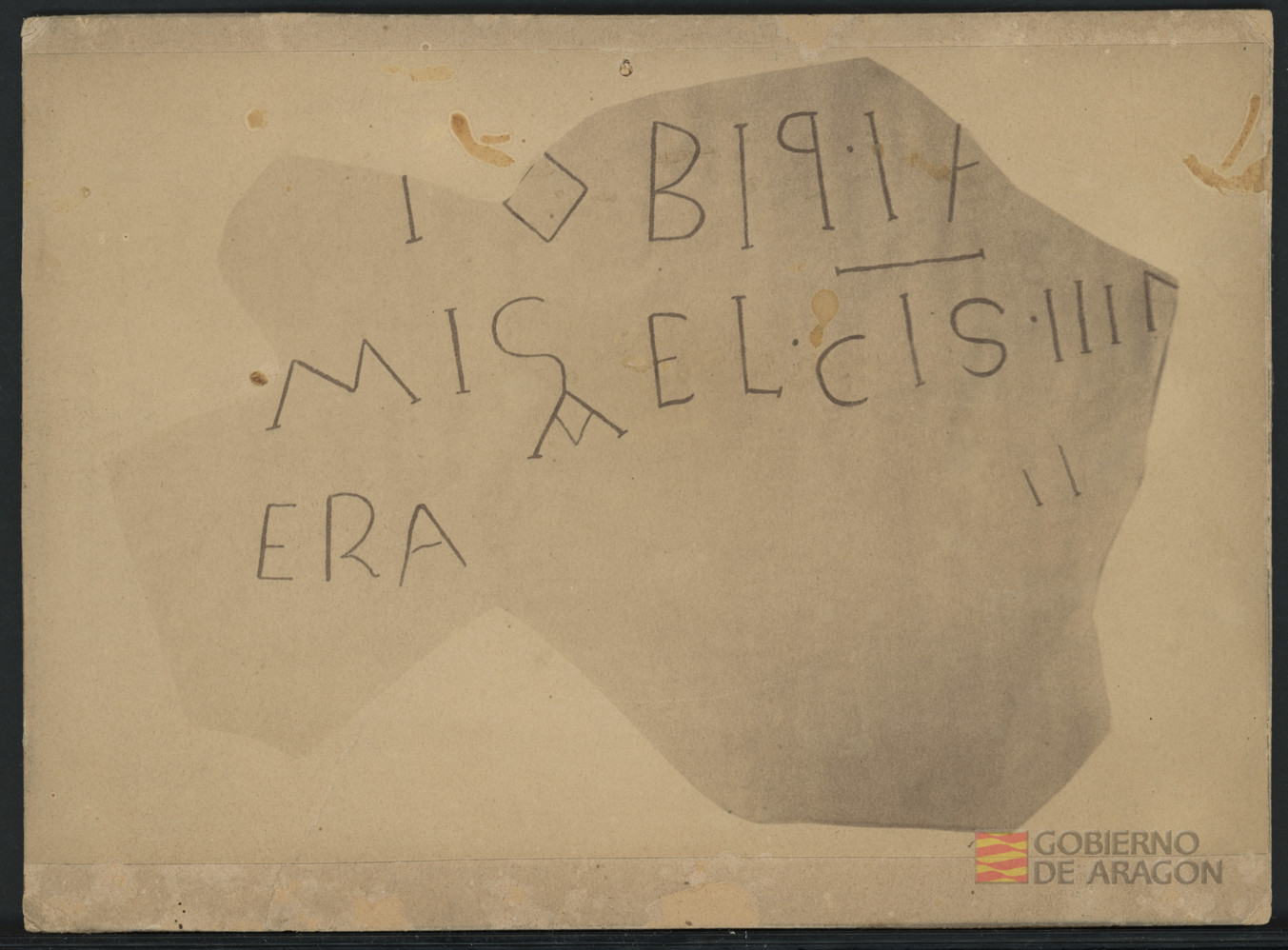 Fotografía de un fragmento de inscripción romana