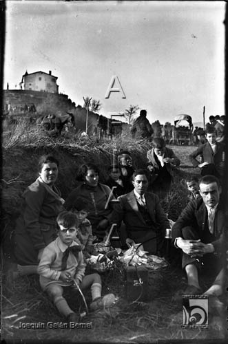 Grupo familiar en la romería de San Jorge. Joaquín Galán Bernal. Huesca