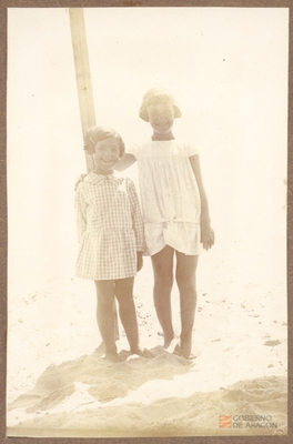 Rosa Pano Ferrer con otra niña en la playa