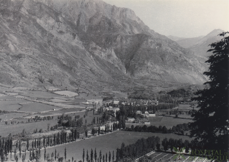 Vista de Benasque, al fondo montaña de Ixeya.